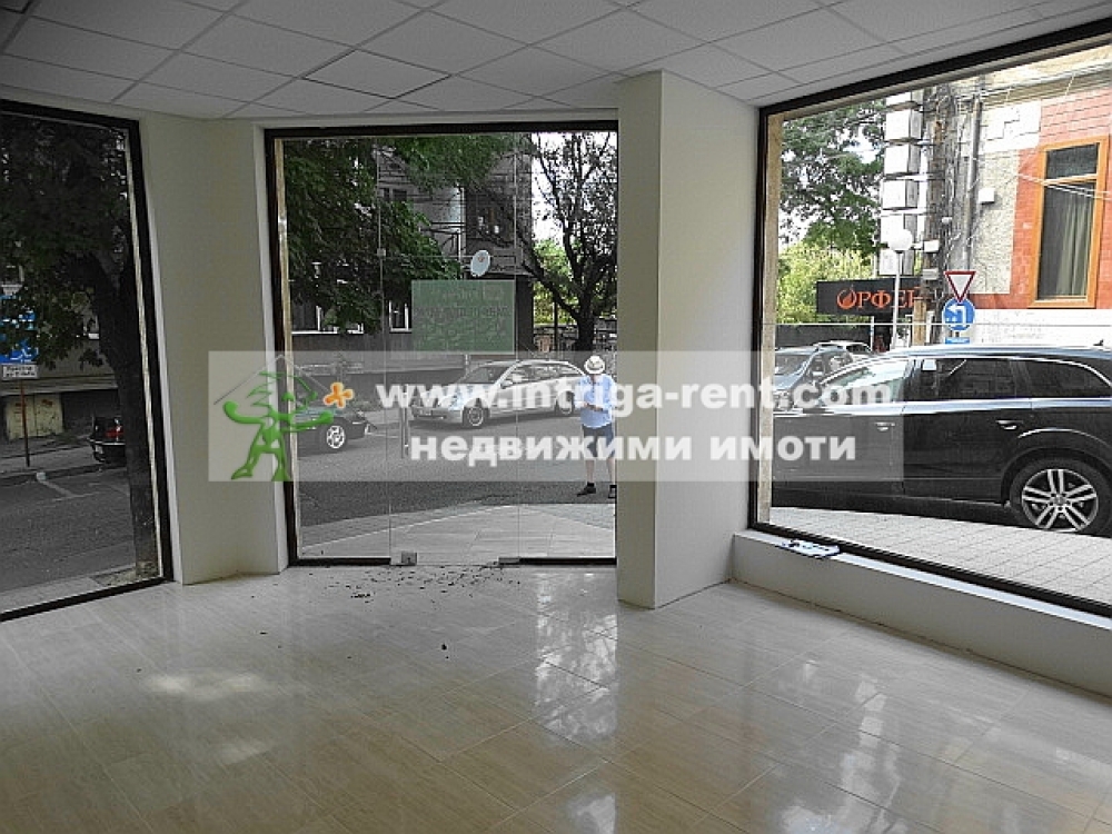 Новый люксовый торговый объект в аренду, представляющий МАГАЗИН ПРОМЫШЛЕННЫХ ТОВАРОВ И УСЛУГ, расположенный в центре г. Хасково.