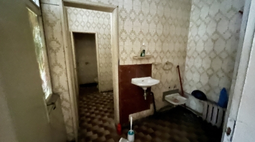 Търговски обект под наем - подходящ за склад, разположен в квартал Република на град Хасково.
