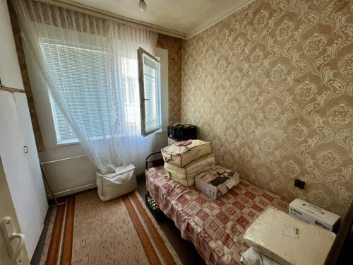 Голям тристаен апартамент за продажба, със страхотна локация до Езикова гинмазия !