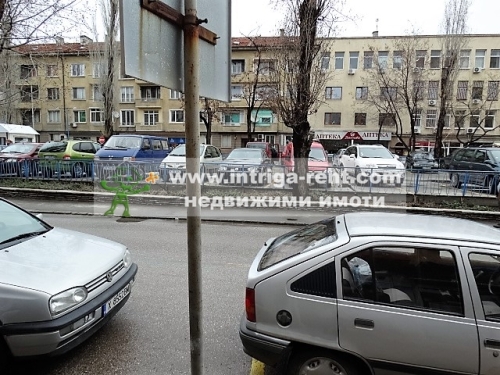 Търговски обект под наем, представляващ МАГАЗИН ЗА ПРОМИШЛЕНИ СТОКИ, разположен в централната част на гр.Хасково.