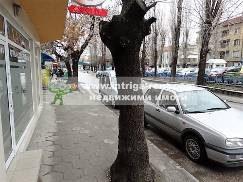 Търговски обект под наем, представляващ МАГАЗИН ЗА ПРОМИШЛЕНИ СТОКИ, разположен в централната част на гр.Хасково.