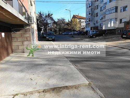 Самостоятелен монолитен гараж под наем, разположен в кв.Овчарски на гр.Хасково.