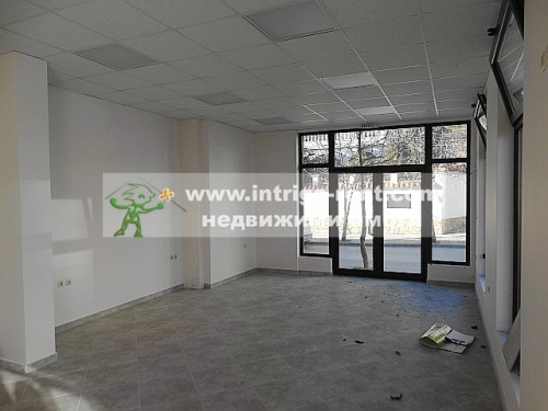 Коммерческое помещение в аренду, представляющее собой магазин продовольственных/промышленных товаров — новостройка, расположенное в элитном кв. Любен Каравелов, г. Хасково.