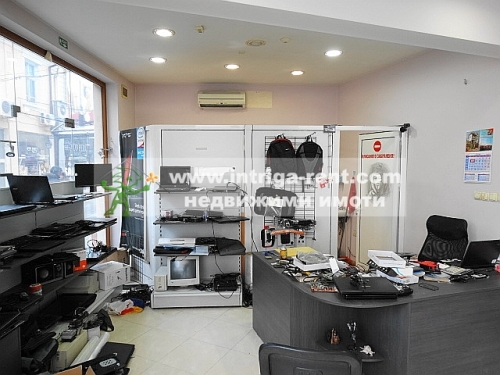 Attractive shop in a prime city center!!! Commercial premises for rent, comprising a shop for industrial goods, located in the very center of Haskovo.