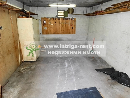 Four-room monolithic apartment for rent with the option to use a private garage, located in the elite Uchilishni neighborhood of Haskovo.
