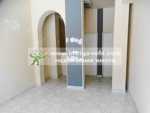 Търговски обект под наем, представляващ Магазин / Офис / Ателие, разположен в широк център на гр.Хасково.
