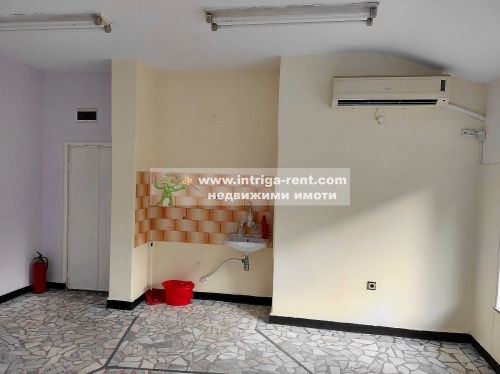 Commercial property for rent, comprising a retail store for industrial goods, located in a prime location in the Uchilishni district, city of Haskovo.