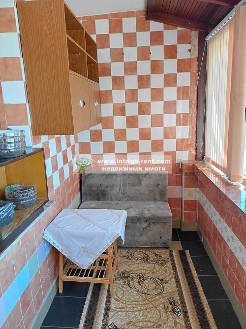 Двухкомнатная, полностью меблированная квартира в аренду, расположенная в районе Любен Каравелов в городе Хасково.