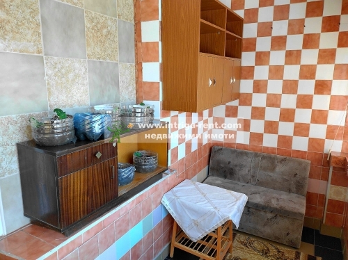 Двухкомнатная, полностью меблированная квартира в аренду, расположенная в районе Любен Каравелов в городе Хасково.
