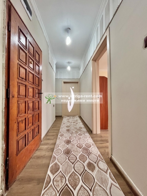 Трёхкомнатная монолитная квартира с отдельным гаражом в аренду, расположенная в кв. Изгрев города Хасково.